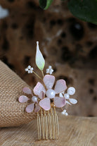 Aurora’s Whisper handmade resin floral hair comb in blush pink and pearl with gold-plated copper wire – lightweight, customizable bridal hair accessory.