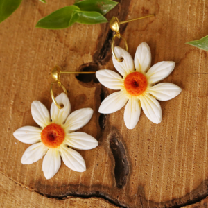 Daisy Spring White earrings