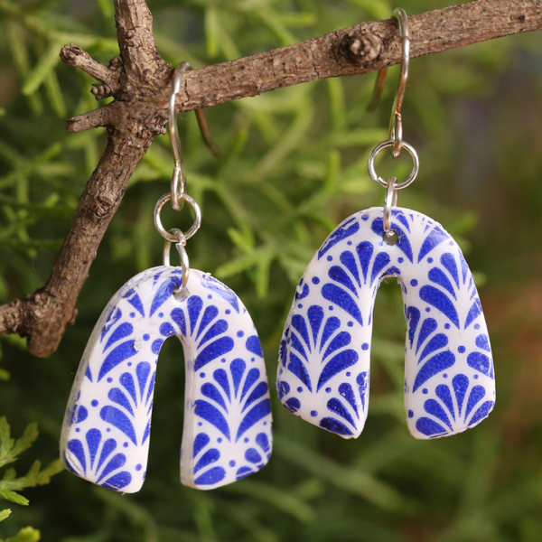 White Blue Print U Earrings